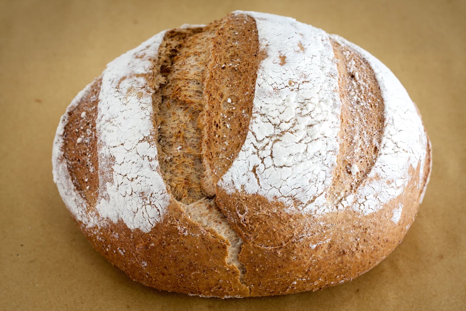 Pas gebakken glutenvrij brood met knapperige korst