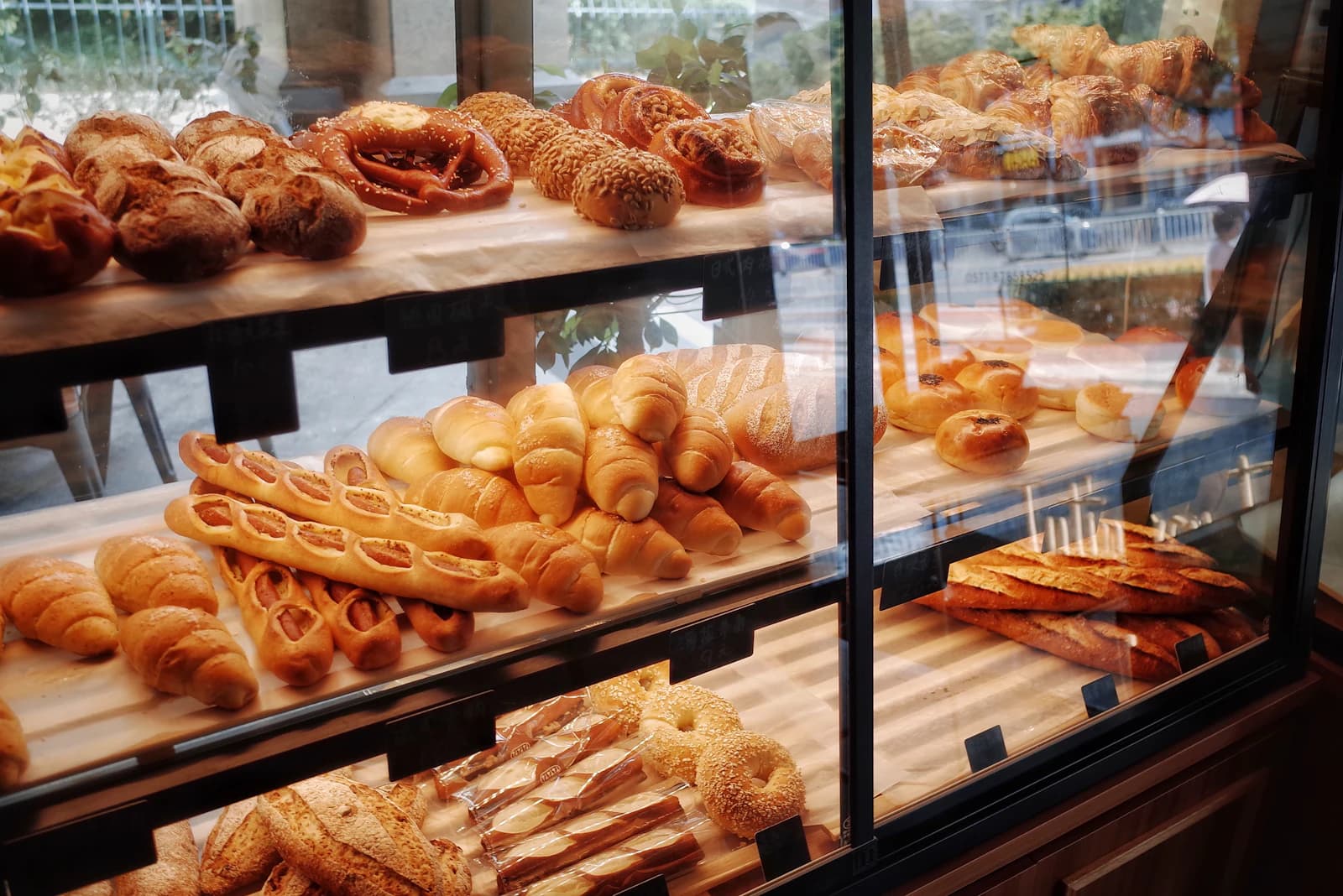 Ambachtelijke bakker in gecertificeerde glutenvrije bakkerij