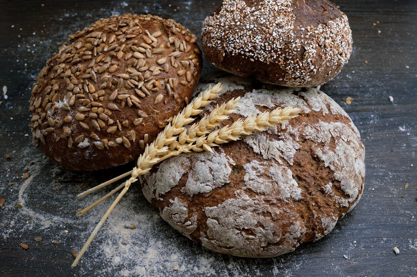 Glutenvrij brood op een rustieke houten plank